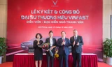 Diễn viên, đạo diễn Ngô Thanh Vân chụp hình cùng ban lãnh đạo VinFast sau lễ ký kết và công bố đại sứ thương hiệu VinFast.