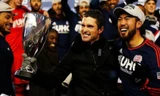 Lee Nguyễn (phải) ăn mừng chức vô địch MLS khu vực miền Đông cùng HLV Jay Heaps. Ảnh: ESPN.