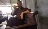 Trụ trì chùa Trung Hành Thích Bản Phúc vừa uống bia vừa tiếp phóng viên