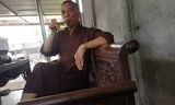 Trụ trì chùa Trung Hành Thích Bản Phúc vừa uống bia vừa tiếp phóng viên