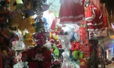 Các cửa hàng tràn ngập vật phẩm trang trí Noel.
