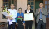 Ông Lê Văn Tuấn, Chủ tịch UBND huyện Ngọc Lặc, trao giấy khen và thưởng "nóng" cho đại diện gia đình thủ môn Bùi Tiến Dũng