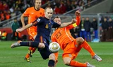 Andres Iniesta (trái, Tây Ban Nha) ghi bàn quyết định trong chiến thắng Hà Lan ở chung kết World Cup 2010.