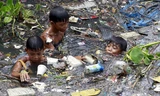 Trẻ em Philippines mưu sinh trên những dòng sông đầy rác thải.