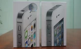 Bên trái là hộp một chiếc iPhone 4S 16GB hàng ngoài. Hình in trên vỏ hộp khác với hàng chính hãng (bên phải). Ảnh: Thanh Viên.