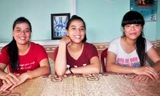 Ba em sinh ba vừa thi đỗ đại học. Từ trái qua: Cẩm Nhung, Như Ngọc và Thu Thảo.