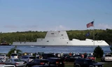 USS Zumwalt rời khỏi xưởng đóng tàu, di chuyển dọc sông Kennebec. Ảnh: NavyTimes