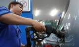 Từ 1/7, Thuế Bảo vệ môi trường với xăng có thể lên 4.000 đồng/lít. Ảnh: Reuters.