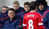 Van Gaal nhận xét Mata là mẫu cầu thủ không cố ý triệt hạ đối thủ. Ảnh: Reuters.