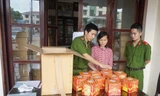 Nguyễn Thị Nhung cùng số lượng pháo hoa vận chuyển trái phép.