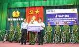 Đại diện BIDV trao tặng 100 chiếc xe đạp chuyên dụng cho công an thành phố Đà Nẵng. Ảnh: Đào Phan