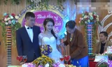 Lúc đầu là mẹ chú rể lên tặng. (Ảnh cắt từ clip)