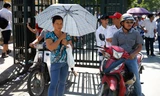 Phụ huynh chờ con ở trường thi dưới nắng nóng gần 40 độ C
