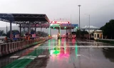 Xe cộ lưu thông qua lại trạm BOT Phước Tượng - Phú Gia (TT-Huế) diễn ra bình thường, trật tự vào chiều tối 5/12