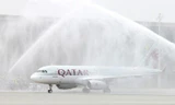 Chuyến bay A320 Sharklet A7-AHX của Qatar Airways đầu tiên tới sân bay Hamad được phun nước theo truyền thống.