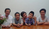 Nhạc sĩ An Thuyên bên vợ - bà Ngô Huyền Lâm (phải) - cùng ca sĩ Bông Mai và các cháu.