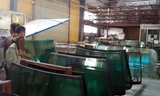 Xưởng sản xuất kính ô tô giả của Công ty Minh Hoàng bị phát hiện.