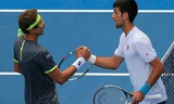 Djokovic thán phục và chúc mừng Istomin, sau khi thua đối thủ bị đánh giá thấp hơn rất nhiều này. Ảnh: Reuters.