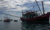 Các tàu bạn lai dắt tàu cá bị nạn vào bờ