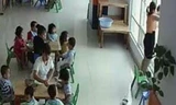 Hiệu trưởng dọa ném trẻ qua cửa sổ để ép ăn