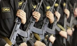 Hình minh họa. Các học viên mới tốt nghiệp của lực lượng đặc nhiệm thuộc Bộ Nội vụ Nga (OMON) mang vũ khí sau khi kết thúc khóa huấn luyện, trong một lễ kỷ niệm tại thành phố Stavropol, ngày 20/7/2011. Ảnh: Reuters.