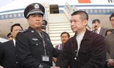 Công an Trung Quốc dẫn độ một quan chức từ nước ngoài trở về. (Ảnh: SCMP)