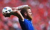 Gunnarsson trong một pha ném biên tại Euro 2016. Ảnh: AFP.