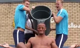 Vincent Kompany thực hiện thách thức, có sự trợ giúp của Dzeko và Joe Hart