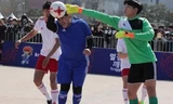 Maradona dùng tay ghi bàn tại Hàn Quốc.