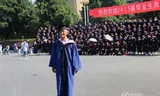 Ông Zhang mặc áo cử nhân trong ngày tốt nghiệp. Ảnh: Tencent.