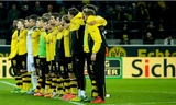 Cầu thủ Dortmund tưởng niệm CĐV xấu số sau trận. Ảnh: AFP.