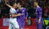 Cầu thủ Sevilla đòi ăn thua đủ với Ronaldo. Ảnh: AFP. 