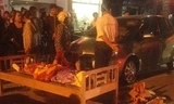 Thi thể nạn nhân được đưa lên chiếc giường ngay hiện trường vụ tai nạn