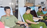 Đại úy Bùi Thanh Diệp (bìa trái) trong một lần hiến máu.