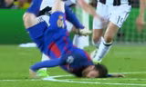 Messi bị ngã dập mặt xuống sân khá nguy hiểm