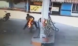 Bốc cháy khi ngồi trên xe máy đổ xăng
