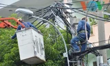 Nhân viên khắc phục sự cố sau vụ điện giật
