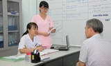 Bác sĩ của Bệnh viện đang tư vấn cho bệnh nhân hiếm muộn