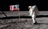 Phi hành gia Buzz Aldrin đứng bên cạnh một lá cờ trên Mặt Trăng. Ảnh: NASA.