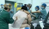 Bác sĩ gặp khó khăn khi gây tê cho sản phụ 140 kg. Ảnh: Sina