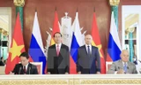 Chủ tịch nước Trần Đại Quang và Tổng thống Liên bang Nga V. Putin chứng kiến Lễ ký Thoả thuận hợp tác giữa Thông tấn xã Việt nam và Hãng thông tấn Sputnik. (Ảnh: Nhan Sáng/TTXVN)