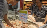 Đùi gà Mỹ nhập khẩu được bán trong một siêu thị tại Hà Nội. Ảnh: Đ.D