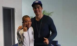 Mbappe chụp ảnh chung với Ronaldo tại Valdebebas.