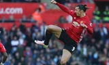 Ibra nhảy lên chia vui sau khi ghi bàn vào lưới Swansea. Ảnh: Reuters