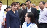 Bộ trưởng Bộ Y tế Nguyễn Thị Kim Tiến động viên bác sĩ trẻ Doãn Thanh Hương từ Hà Nội tình nguyện nhận công tác tại Điện Biên 