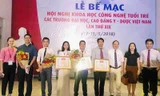 ThS. Nguyễn Thị Lan Hương và ThS. Nguyễn Tất Cương (thứ 4 và thứ 5 từ trái sang) cùng TS. Nguyễn Đức Hiền - Trưởng Phòng Quản lý Khoa học &amp; Công nghệ của ĐH Duy Tân nhận Bằng khen của Ban tổ chức