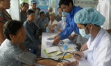 Bác sĩ đang khám bệnh cho người nghèo