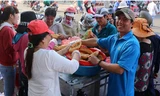 Phát bánh mỳ miễn phí tại Lễ hội Chùa Bà-Bình Dương sáng ngày 22/2 