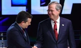 Ông Jeb Bush (phải) đã chính thức hậu thuẫn ứng viên Ted Cruz. (Ảnh: AFP)
