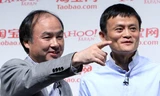 Masayoshi Son (trái) và nhà sáng lập Alibaba - Jack Ma trong một sự kiện năm 2010. Ảnh: Bloomberg